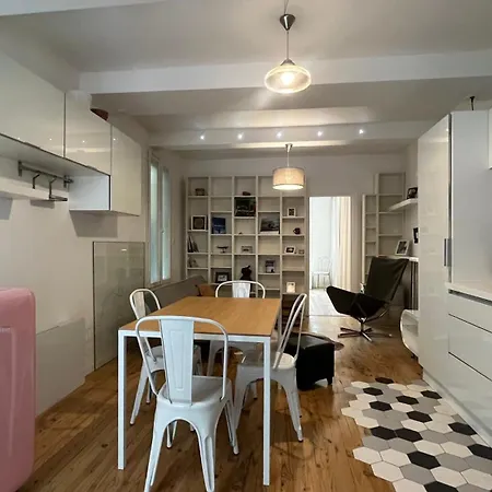 Beautifully Renovated 17th Appartamento *
